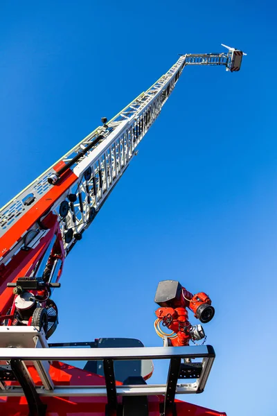 Moderno camion dei vigili del fuoco dotato degli strumenti più recenti per le operazioni di soccorso — Foto Stock
