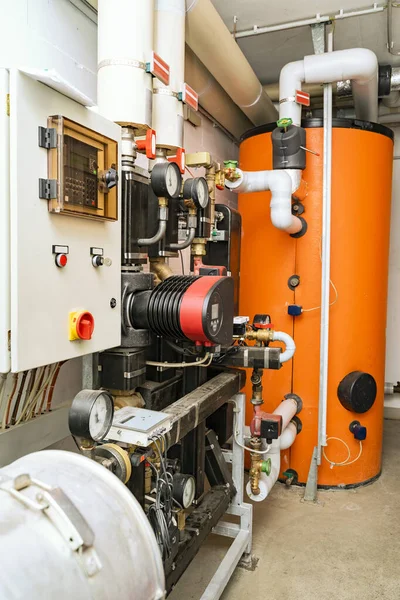 Pomieszczenie techniczne z urządzeniami do sterowania temperaturą wody — Zdjęcie stockowe