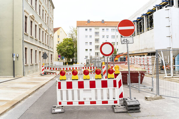 Строительная площадка здания с двумя этажами бетонного здания с окнами