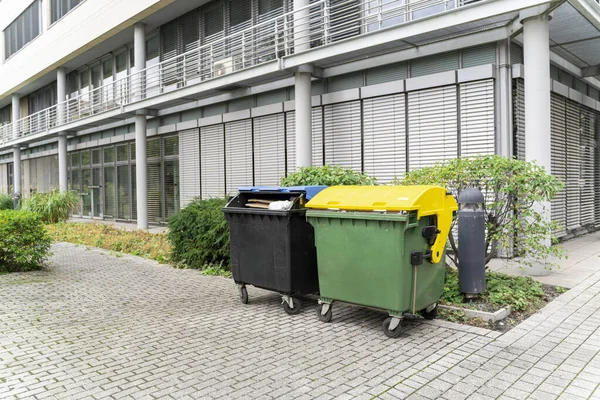 Dos contenedores de basura limpios de plástico negro y verde-amarillo para residuos separados Fotos de stock libres de derechos