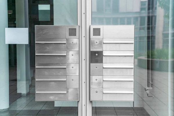 Tecelagem de metal novas caixas de correio modernas em uma fileira em um edifício de escritório Imagens Royalty-Free