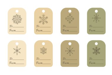 Eko tarzı Noel hediye etiketleri. Kar tanesi çizimleri ve tarafsız tonlarda To From metinleri. Sürdürülebilir ambalaj, el yapımı hediyeler ve tatil hediyesi kavramı