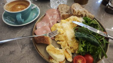 Karla kaplı yapay çam dalları yumuşak beyaz dokusuyla soğuk bir kış havası yaratır. Tatil sezonunun sihrini, karlı atmosferi ve şenlikli kış atmosferini simgeliyor.