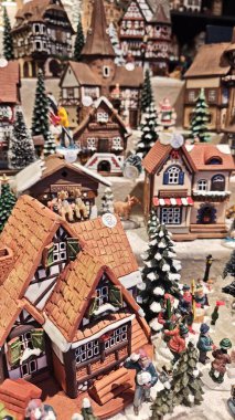 Karla kaplı evleri, çam ağaçları ve festival sokaklarında yürüyen insanlarla dolu minyatür bir Noel köyü. İmaj tatil geleneğini, kış nostaljisini, toplum ruhunu temsil ediyor.