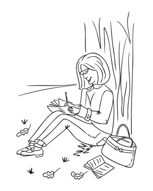 Ağacın altında oturan ve deftere, huzurlu bir açık hava parkı sahnesinde çizim yapan bir kız. Farkındalık kavramı, doğada öğrenme, sakin odaklanma.