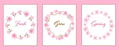 Pembe çiçekli üç bahar posteri ve temiz vektör tarzında yumuşak pastel arka planda zarif bir tipografi. İllüstrasyon yenilenmeyi, büyümeyi ve taze mevsimsel ilhamı temsil ediyor
