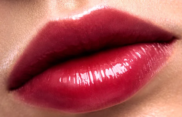 Brillo labios rojos —  Fotos de Stock