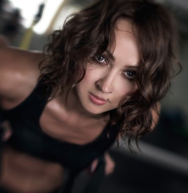 Kızı spor salonunda bir atılım yapar