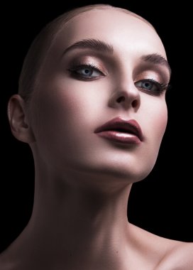 genç kız ilginç bir desen aşağı görünüyor