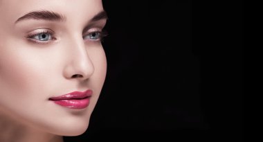 modeli kamera sağ gözü ile büyük bir portresi
