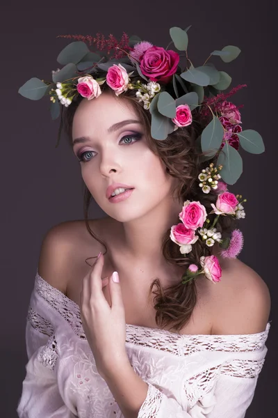 Bouquet de fleurs sur la tête belle fille — Photo