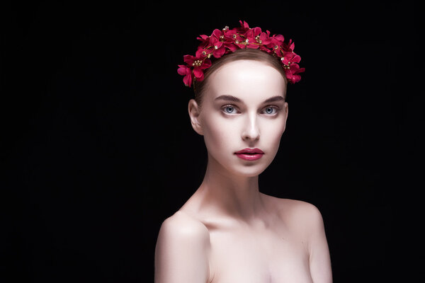 красивая девушка с венком на голове, чтобы смотреть на камеру
