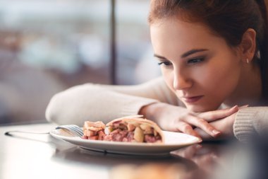 genç kız tatlı yeme