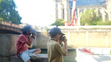 Paris 'e giderken kameralarla kaynaşan iki çocuk.