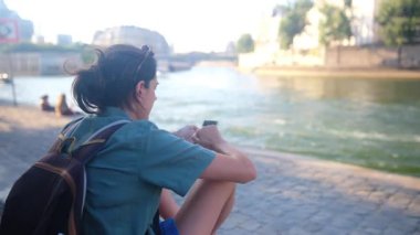 Paris, Fransa 'da akıllı telefonlu Seine nehrindeki turist
