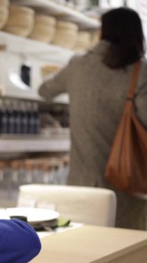 Anne ve çocuklar büyük bir mağazayı ziyaret ediyorlar.