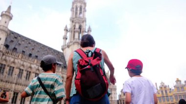 Güzel bir kadın ve küçük çocuklar şehirde yürüyor..