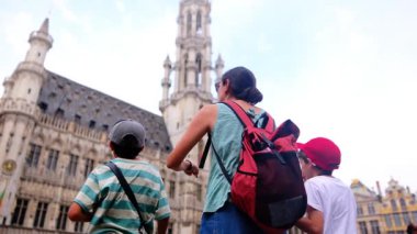 Güzel bir kadın ve küçük çocuklar şehirde yürüyor..