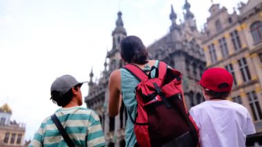 Güzel bir kadın ve küçük çocuklar şehirde yürüyor..