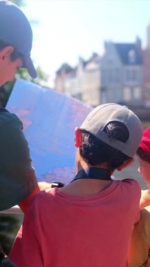 Kadın ve küçük oğulları şehrin su kenarındaki şehir manzaralarını keşfediyorlar..