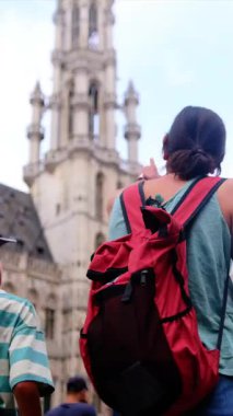 Küçük oğlu olan bir kadın şehrin tarihi mimarisine hayran..