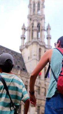 Oğlu olan bir kadın şehrin tarihsel mimarisine hayran..