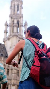 Oğlu olan bir kadın şehrin tarihsel mimarisine hayran..