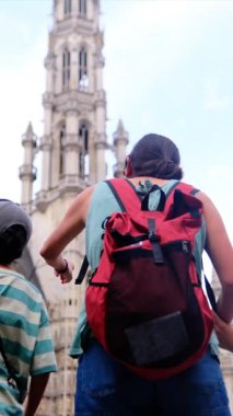 Oğlu olan bir kadın şehrin tarihsel mimarisine hayran..