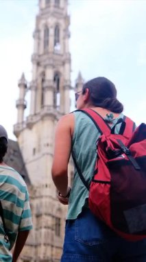 Oğlu olan bir kadın şehrin tarihsel mimarisine hayran..