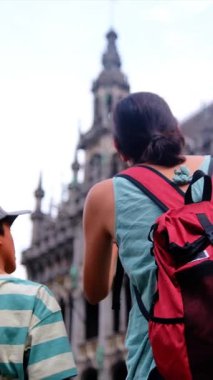 Oğlu olan bir kadın şehrin tarihsel mimarisine hayran..