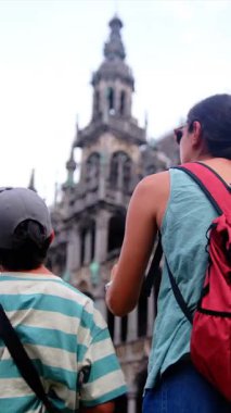 Küçük oğlu olan bir kadın şehrin tarihi mimarisine hayran..