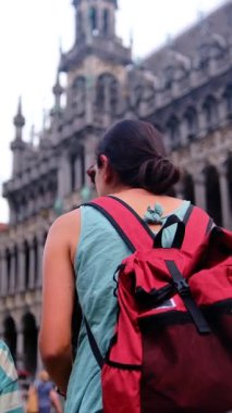 Sırt çantalı bir kadın ve küçük oğlu şehrin tarihi mimarisine hayran..