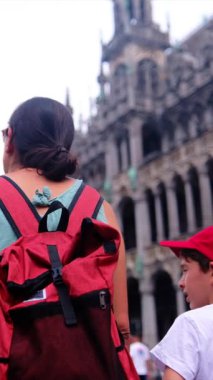 Sırt çantalı bir kadın ve küçük oğlu şehrin tarihi mimarisine hayran..