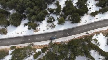 Dağ ormanlarının hava manzarası kış manzarası ve araba