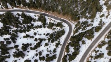 Kış orman manzarası, dağ yolu ve kar