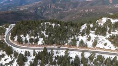 Kış orman manzarası, dağ yolu ve kar