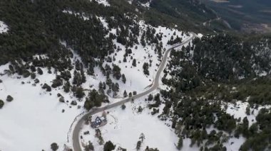 Kış dağ yolu manzarası, karlı orman hava manzarası