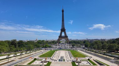 Paris 'teki yemyeşil bahçelerle çevrili Eyfel Kulesi' nin açık gökyüzü manzarası