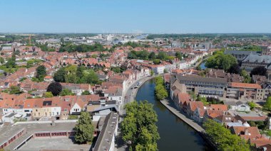 Paris 'te yolları ve binaları olan şehir manzarası.