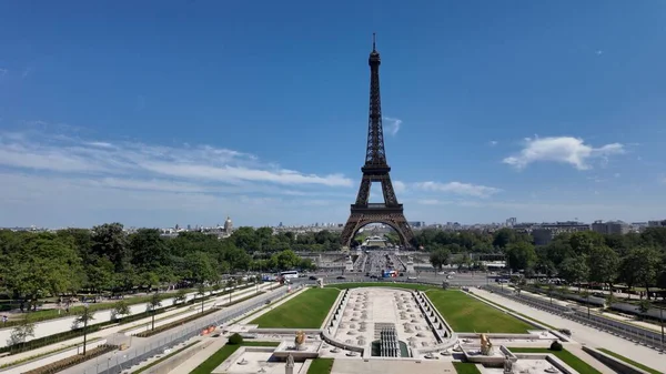 İkonik Eyfel Kulesi 'nin geniş manzarası Paris' teki manzaralı bahçelerle çevrilidir.