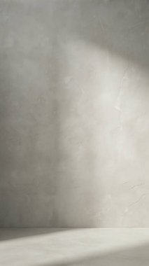 Açık alçı ve ince gündüz ayrıntılarıyla kusursuz çatlak bir duvar..