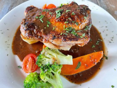 Tahta masada tavuk pirzolası menüsü görüntüsü.