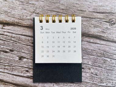 Planlama, zamanlama, zaman yönetimi ve organizasyonu temsil eden rustik ahşap arkaplan üzerine Mart 2026 masaüstü takvimi.