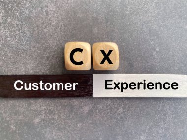 Hizmet kalitesi ve iş stratejisini temsil eden CX tahta blokları ile müşteri deneyimi kavramı.