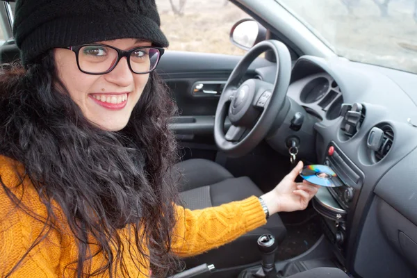 bir CD oyun araba kadında