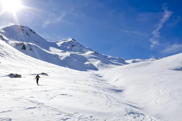 güneşli bir günde döner yapım kayakçı