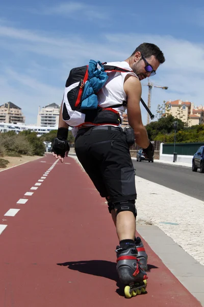 Geriye doğru tatile pateni adam