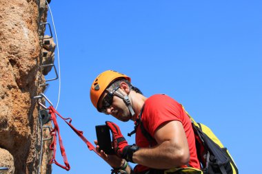Fotoğraf çekme adam bir yolu ile ferratas