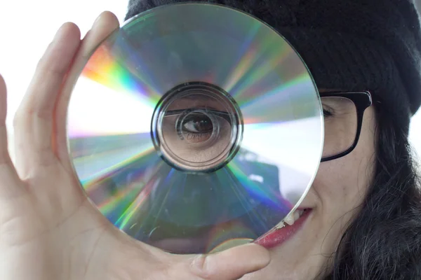 Lány mögött egy CD-t — Stock Fotó