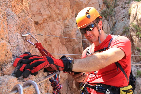 üzerinde gülümseyen adam bir yolu ile ferratas